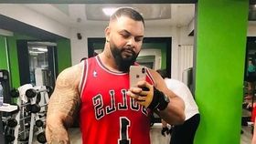 VIDEO Interlopul Bebino, săltat de DIICOT! Este suspectat că a vândut stupefiante în cluburile din Capitală